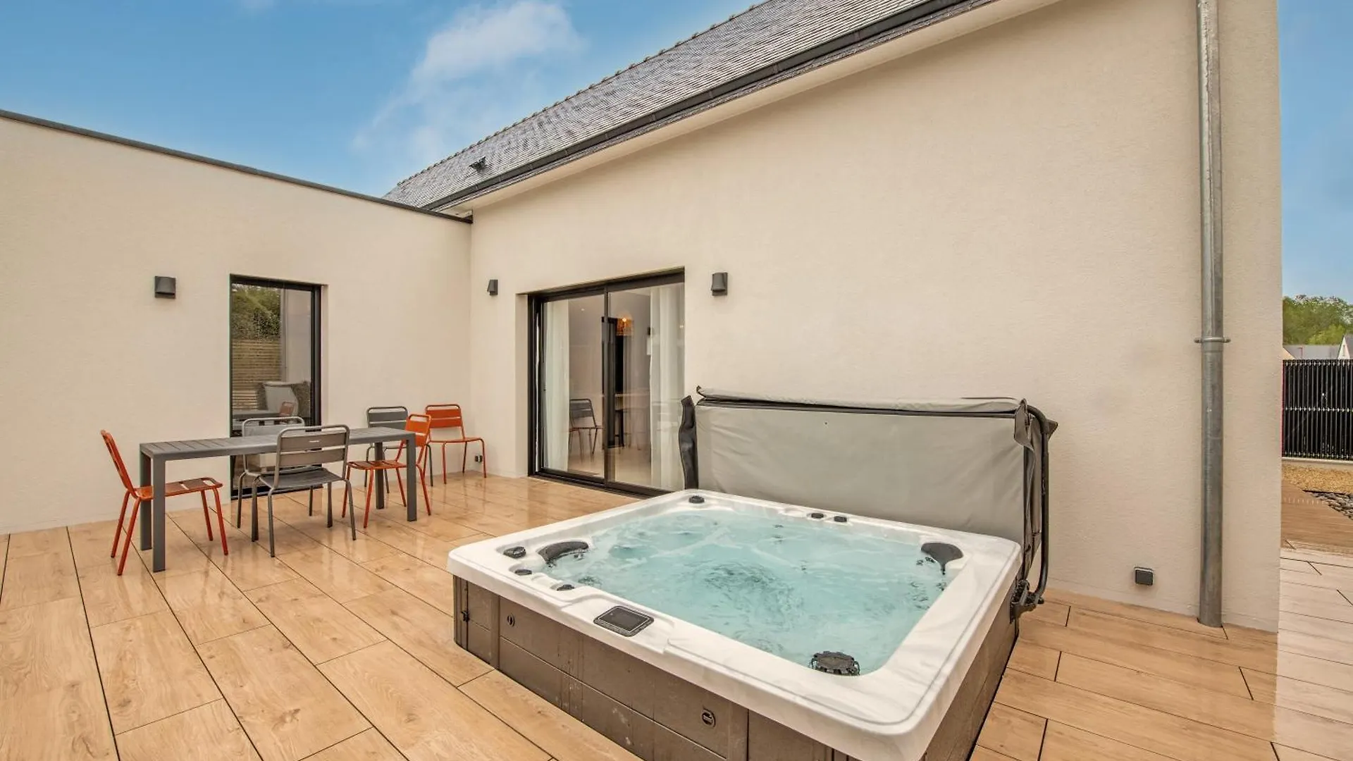 Holiday home Maison Simone - Belle Maison Pour 6 Avec Jacuzzi Lesneven